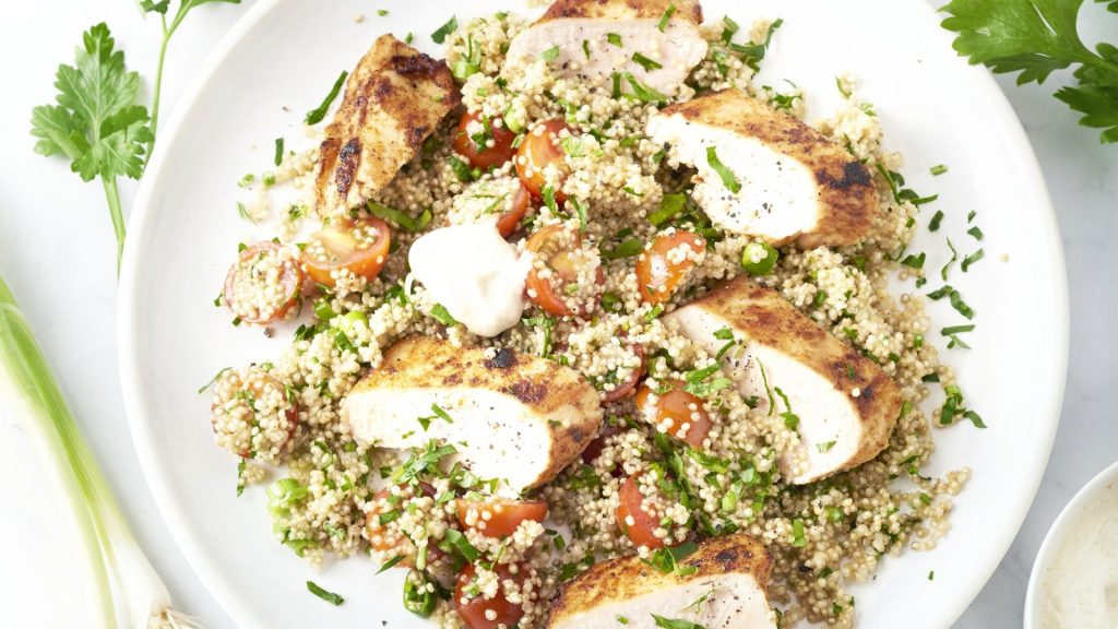 Fruitige tabouleh van quinoa met kip