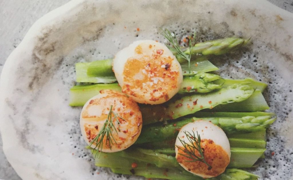 Gebakken sint-Jacobsoesters met asperges