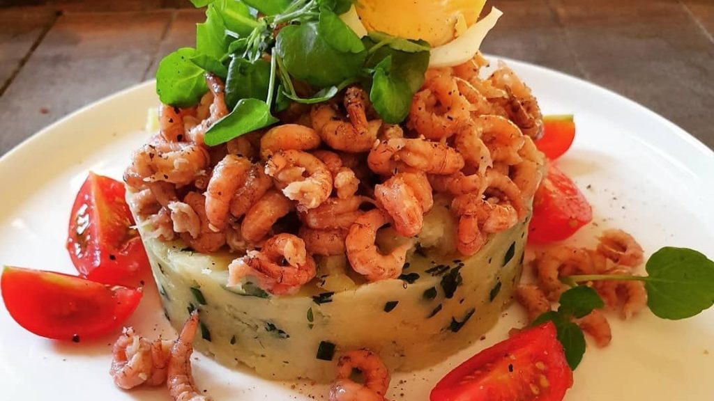 Geplette aardappel met garnalen