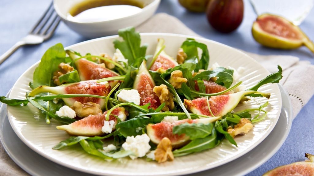Salade van gegrilde geitenkaas met verse vijgen