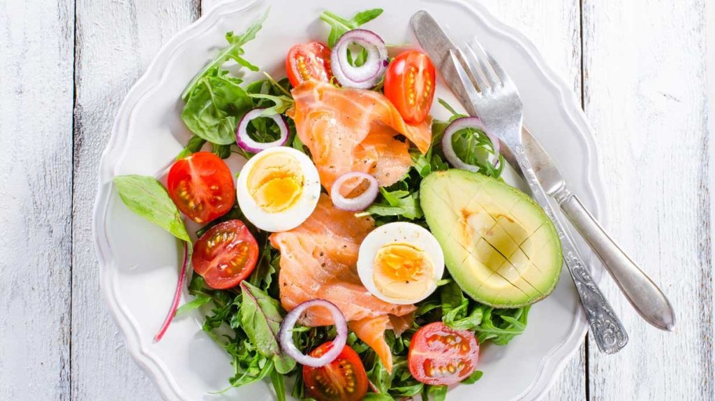 Salade van gerookte zalm en avocado