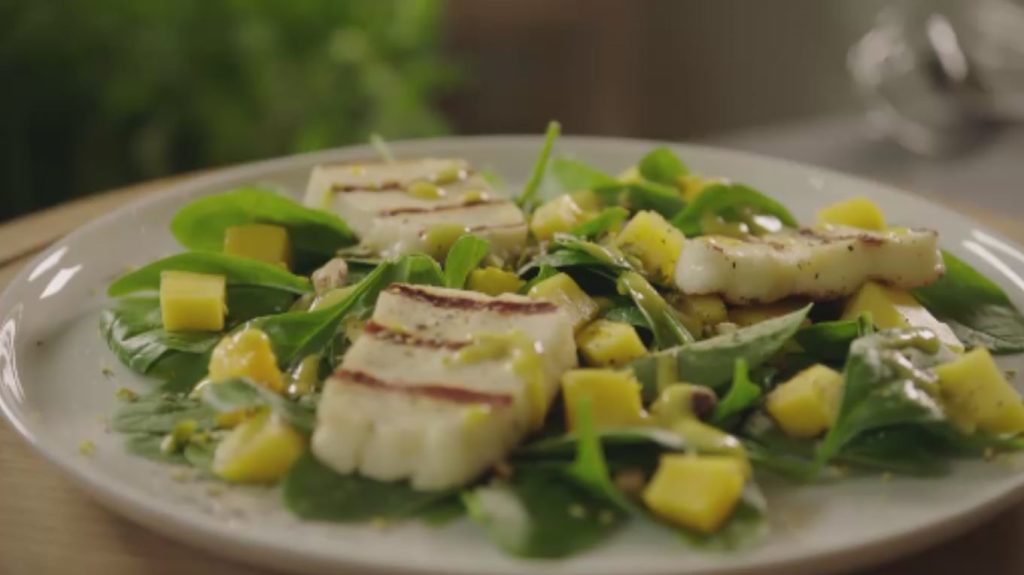Salade van jonge spinazie met mango