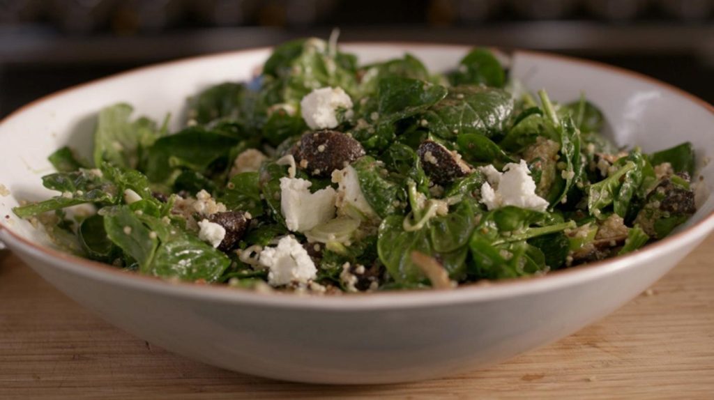 Salade van quinoa met geitenkaas en spinazie