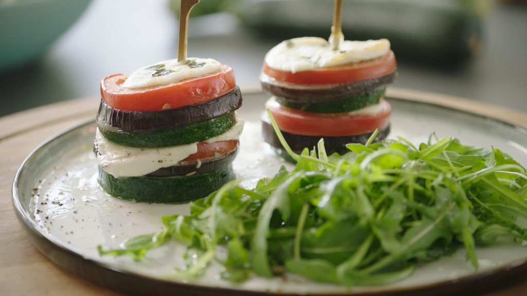 Torentjes van aubergine, cougette, tomaat en mozzarella