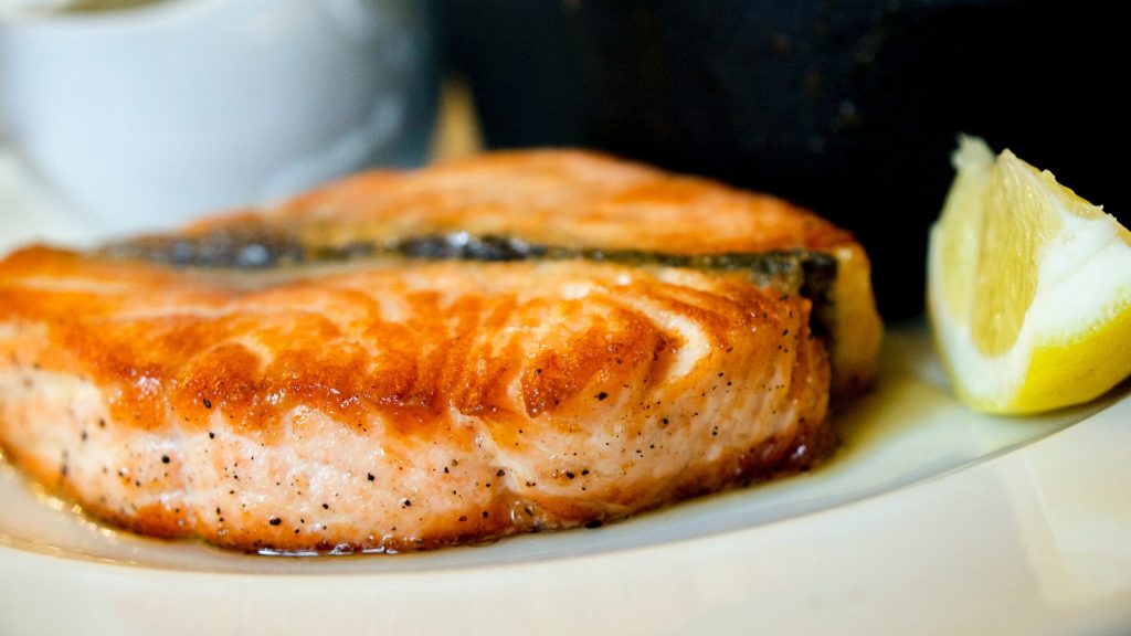 Halfgegaarde zalm met kruidensaus