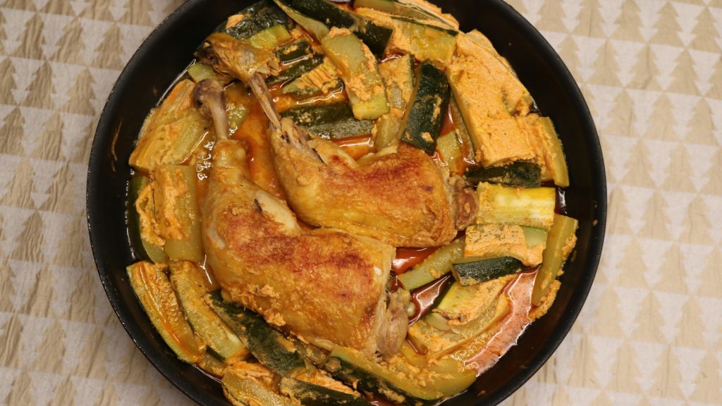 Kip met courgettes en yoghurt