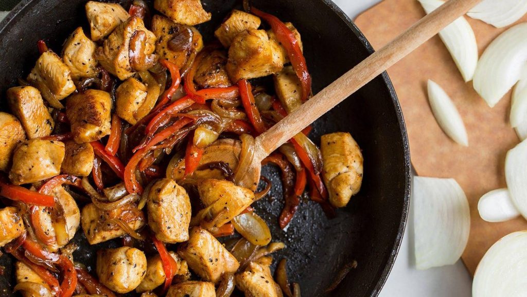 Kip met rode paprika