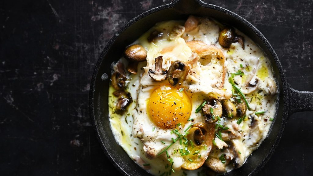 Spiegelei met feta en champignons