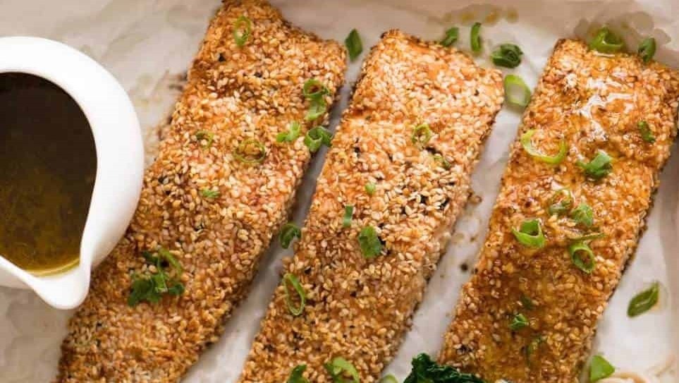 Zalm in sesamzaadjes met wortelen en zeewier