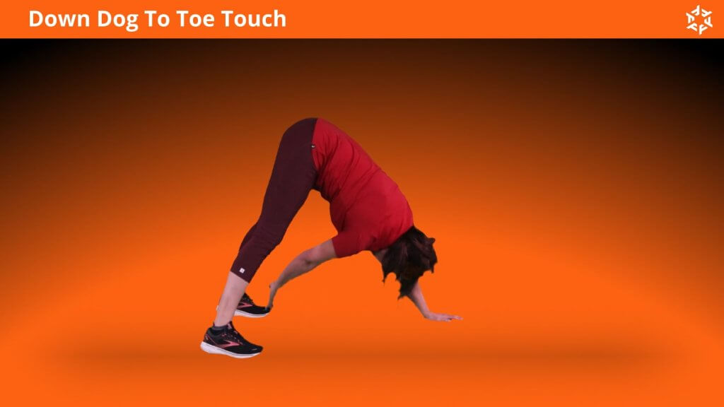 Explication courte et claire pour effectuer Down Dog To Toe Touch correctement et éviter les erreurs courantes.
