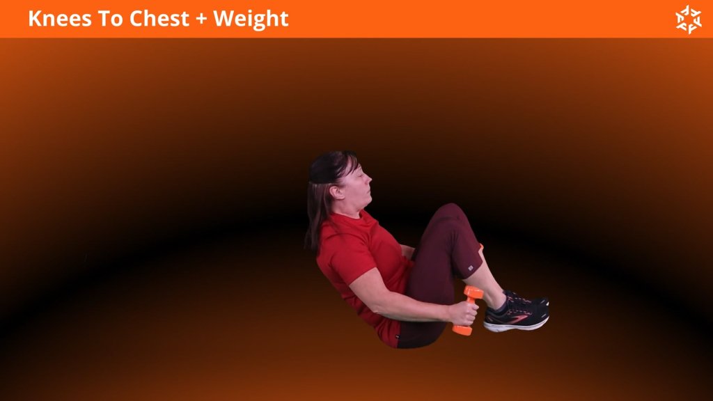 Explication courte et claire pour effectuer Knees To Chest With Weight correctement et éviter les erreurs courantes.