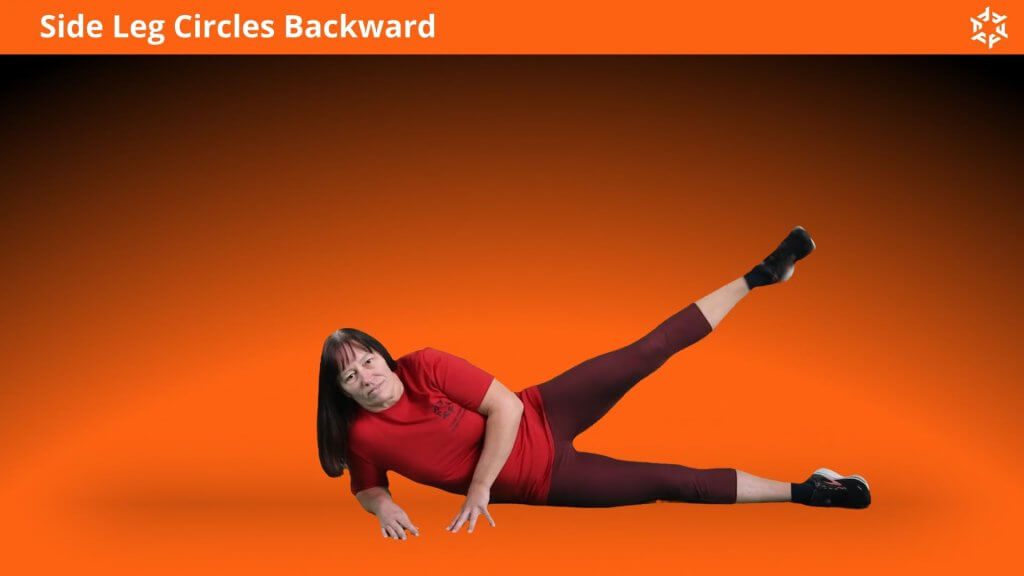 Explication courte et claire pour effectuer Side Leg Circles Backward correctement et éviter les erreurs courante.