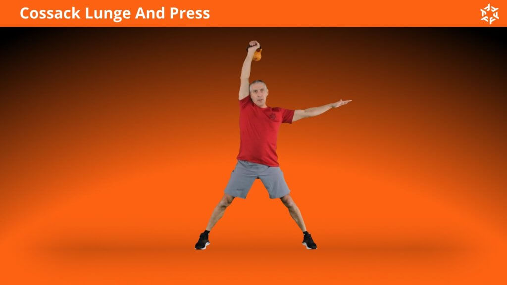 Korte en duidelijke uitleg om Cossack Lunge And Press op een correcte manier uit te voeren en veel voorkomende fouten te vermijden.