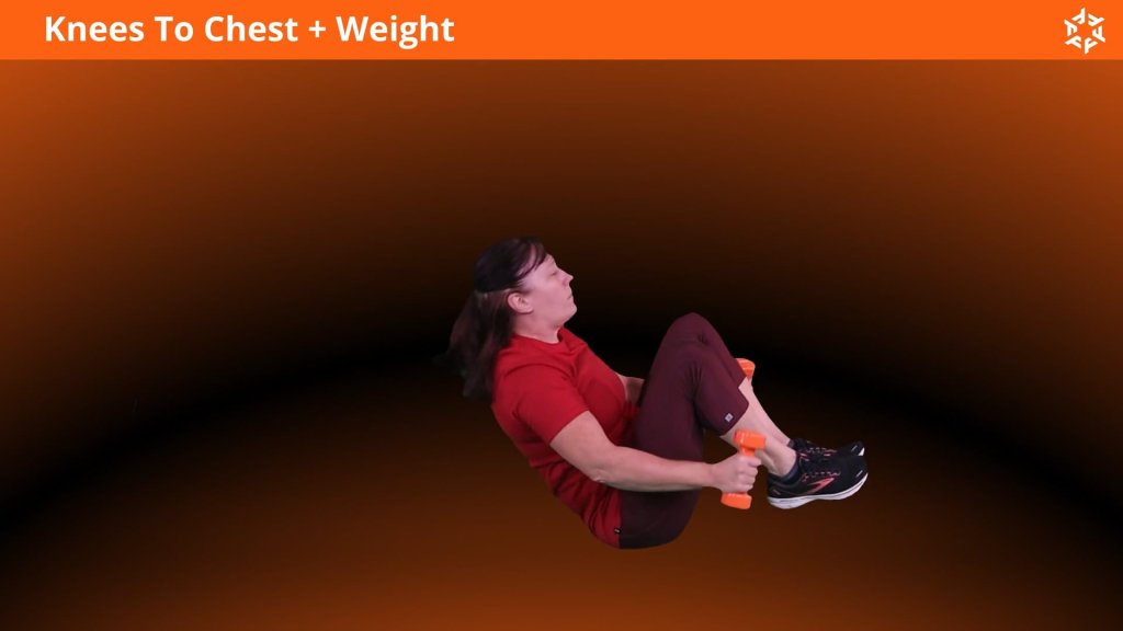 Korte en duidelijke uitleg om Knees To Chest With Weight op een correcte manier uit te voeren en veel voorkomende fouten te vermijden.