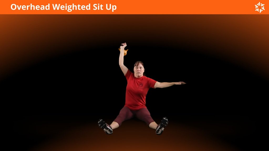 Korte en duidelijke uitleg om Overhead Weighted Sit Up op een correcte manier uit te voeren en veel voorkomende fouten te vermijden.