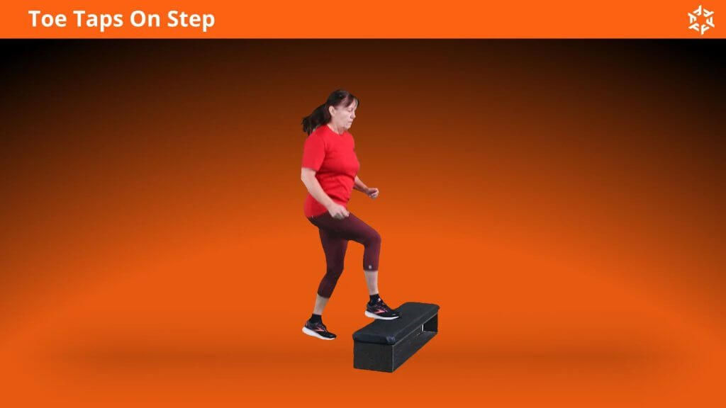 Explication courte et claire pour effectuer Toe Taps On Step correctement et éviter les erreurs courantes.