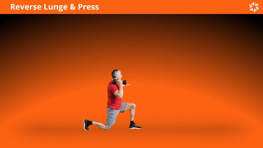 Korte en duidelijke uitleg om Reverse Lunge And Press op een correcte manier uit te voeren en veel voorkomende fouten te vermijden.