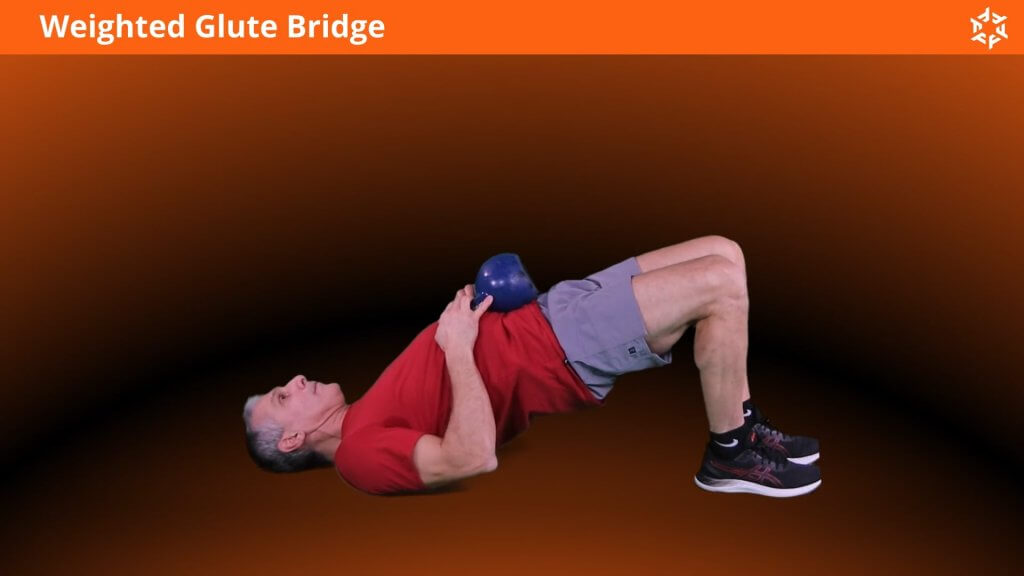Korte en duidelijke uitleg om Weighted Glute Bridge op een correcte manier uit te voeren en veel voorkomende fouten te vermijden.