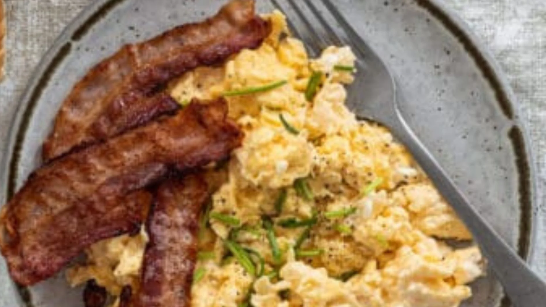 Oeufs brouillés avec muffin